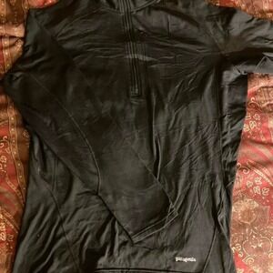 Black Patagonia long sleeve shirt #outdoor